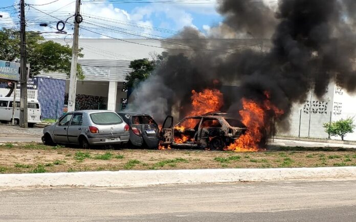 bombeiros-controlam-incendio-que-destruiu-quatro-veiculos-no-monte-castelo