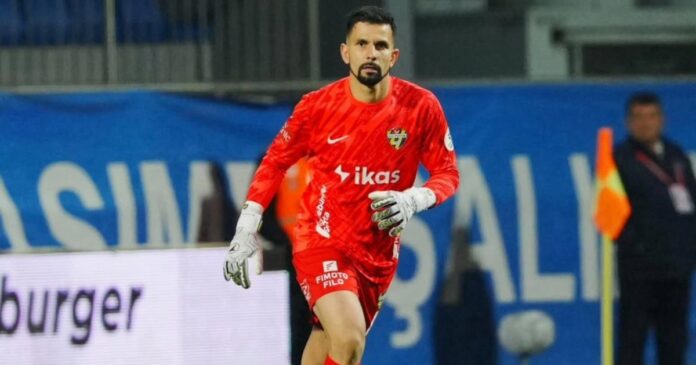 emprestado-pelo-bahia,-goleiro-marcos-felipe-protagoniza-lance-bizarro-ao-sofrer-gol-de-time-adversario-na-turquia