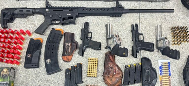 trio-e-preso-com-armas-e-mais-de-300-municoes-em-cansancao