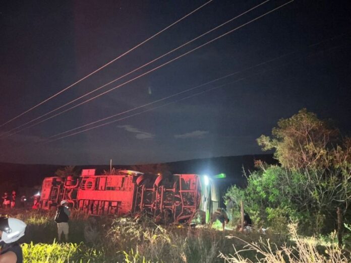 onibus-de-turismo-tomba-entre-planaltino-e-nova-itarana