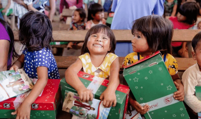 organizacao-humanitaria-de-franklin-graham-dara-caixas-de-sapato-com-presentes-a-13-milhoes-de-criancas