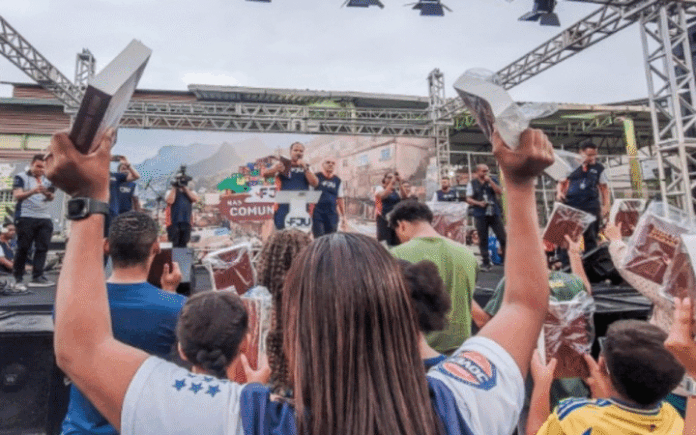 igreja-universal-distribui-2-mil-biblias-em-comunidade-do-rj