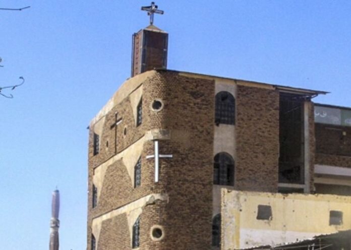 igrejas-vandalizadas-com-declaracao-de-fe-islamica-escrita-nas-paredes,-no-sudao