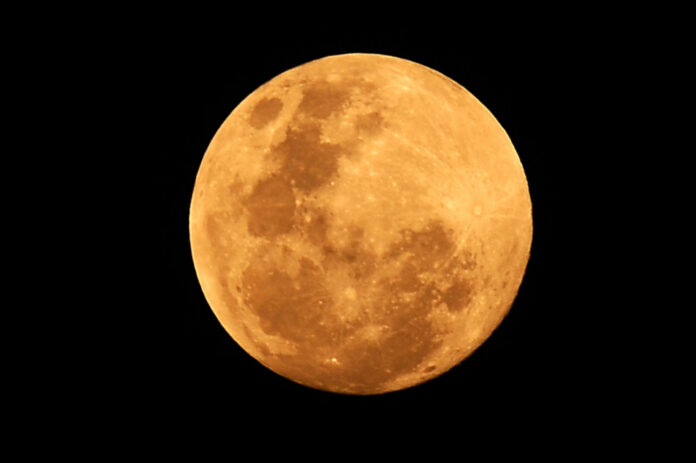 ultima-superlua-de-2025-podera-ser-vista-no-brasil-nesta-quinta-feira