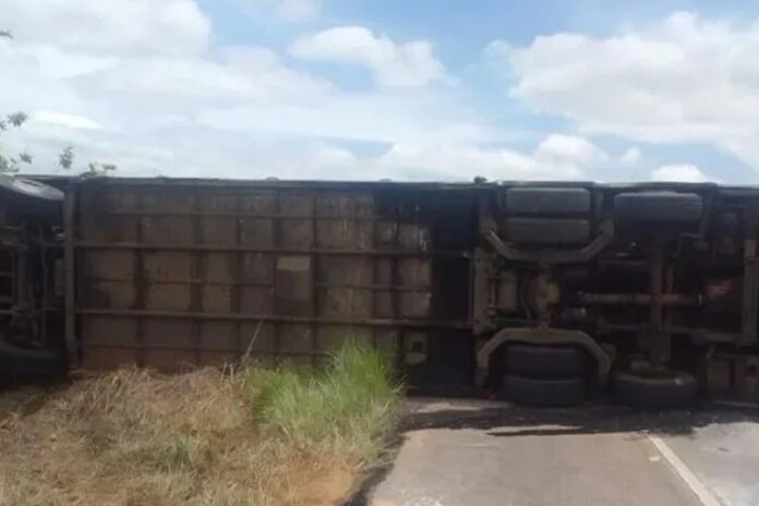 acidente-com-onibus-da-novo-horizonte-deixa-ao-menos-uma-pessoa-morta-na-ba-262;-empresa-recebeu-ameca-de-suspensao-pela-agerba