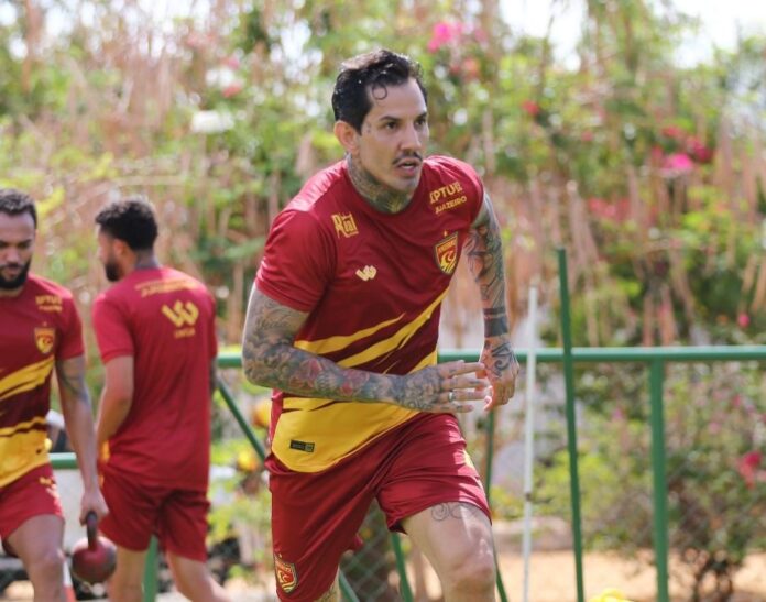 victor-ramos-e-apresentado-na-juazeirense-e-comemora-chegada-no-clube:-“um-namoro-antigo”