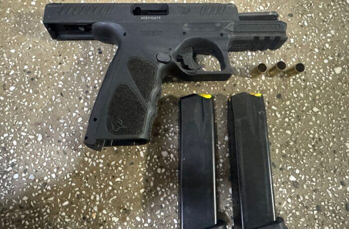 em-acao-rapida,-pm-intercepta-carro-e-apreende-arma-apos-disparos-em-condominio-de-teixeira-de-freitas