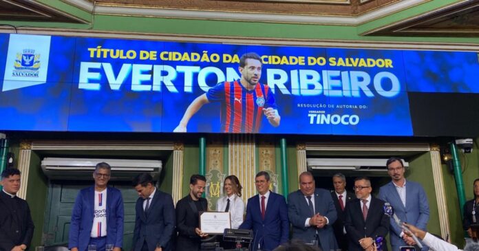 everton-ribeiro,-capitao-do-bahia,-recebe-titulo-de-cidadao-soteropolitano