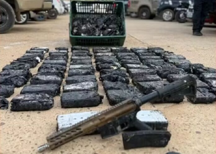 fuzil-e-mais-de-100-kg-de-cocaina-sao-apreendidos-apos-casa-pegar-fogo