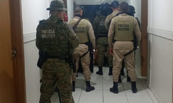 tentativa-de-fuga-e-descoberta-em-carceragem-que-mantem-27-presos-em-espaco-para-quatro