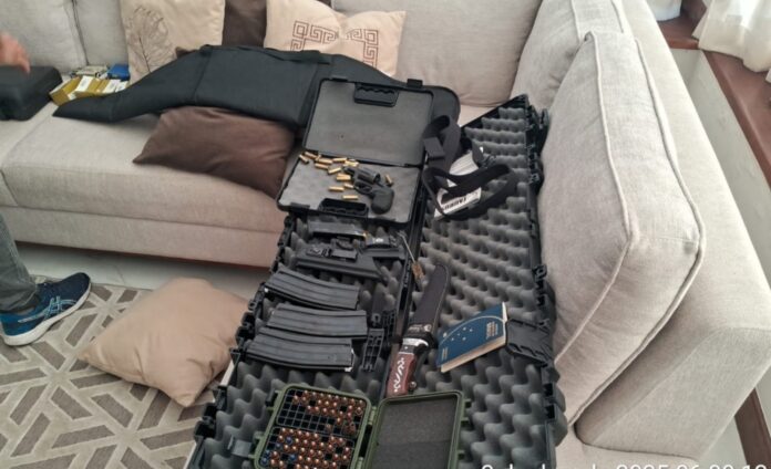 policia-apreende-armas-em-residencia-de-alto-padrao-em-simoes-filho;-morador-e-acusado-de-violencia-psicologica