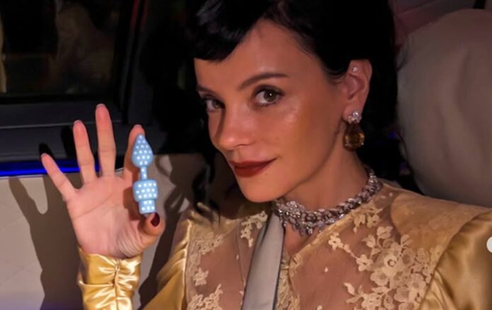 traida-por-ator-de-stranger-things,-lily-allen-viraliza-com-plug-anal