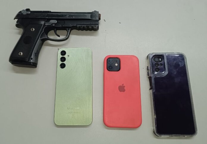 policia-prende-suspeito-de-roubo-com-arma-falsa-e-tres-celulares-em-sussuarana