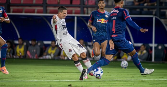 vitoria-e-goleado-pelo-bragantino-e-decidira-permanencia-na-serie-a-na-ultima-rodada