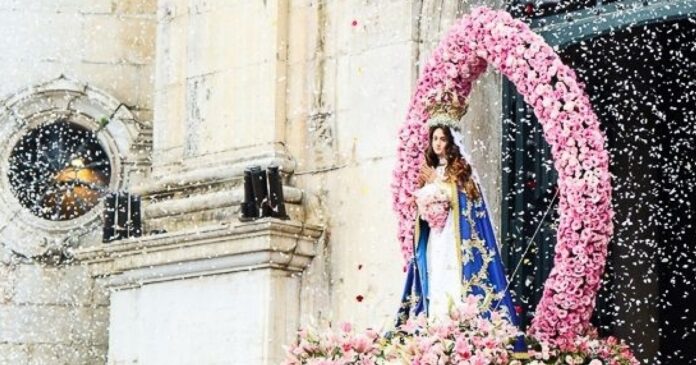 devotos-iniciam-homenagens-e-festejos-em-honra-a-nossa-senhora-da-conceicao-da-praia,-padroeira-da-bahia