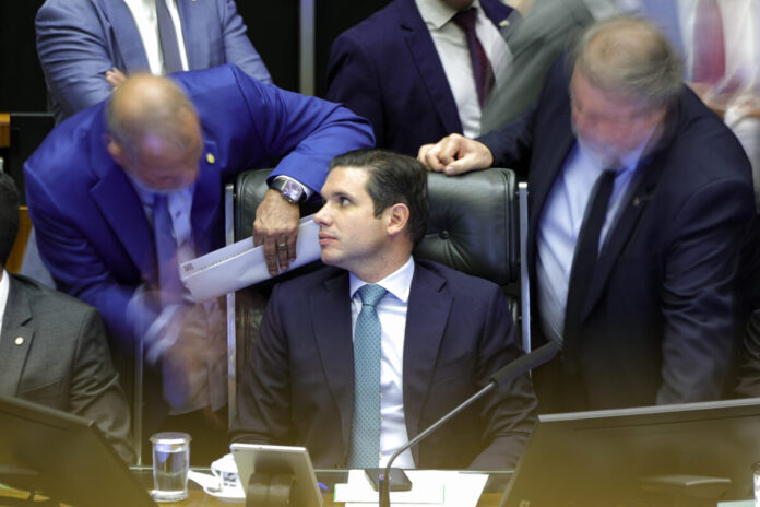 deputados-pressionam-motta-a-agilizar-pec-que-mira-stf