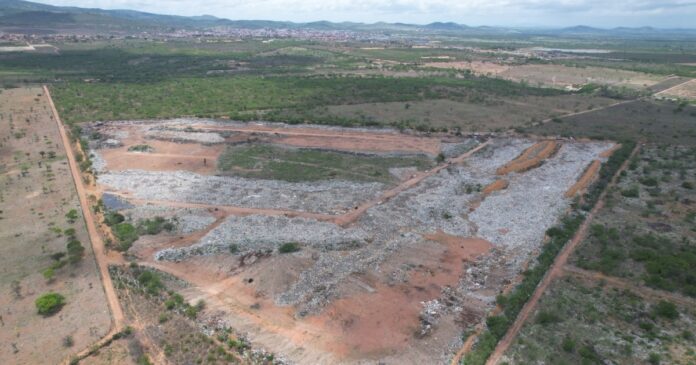 imagem-de-idoso-em-lixao-de-ipira-expoe-descaso-ambiental-na-bahia;-quase-70%-de-cidades-convivem-com-descarte-irregular