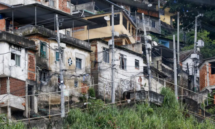 quase-20%-da-populacao-de-favelas-vivem-em-vias-sem-acesso-para-carros,-diz-ibge 