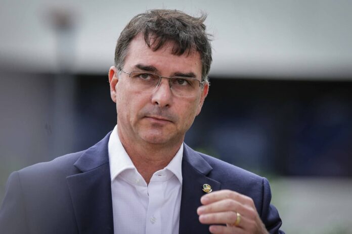 flavio-bolsonaro-se-manifesta-sobre-candidatura-ao-planalto-em-2026