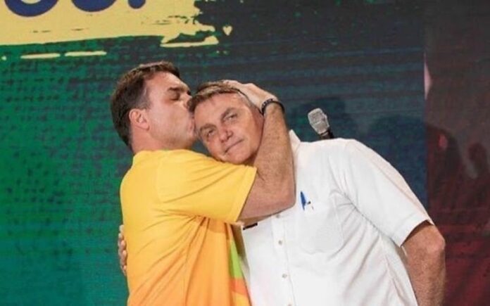 flavio-bolsonaro-confirma-que-sera-candidato-a-presidencia-em-2026-com-aval-de-jair