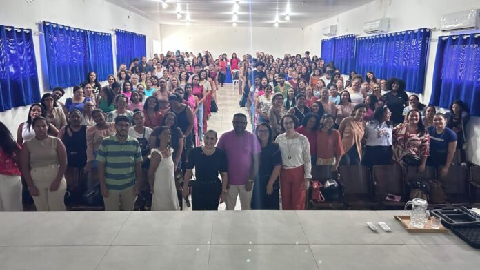 prefeitura-de-teixeira-de-freitas,-por-meio-do-nucleo-de-apoio-a-educacao-inclusiva,-promove-palestra-sobre-comunicacao-assertiva-para-profissionais-de-apoio-escolar