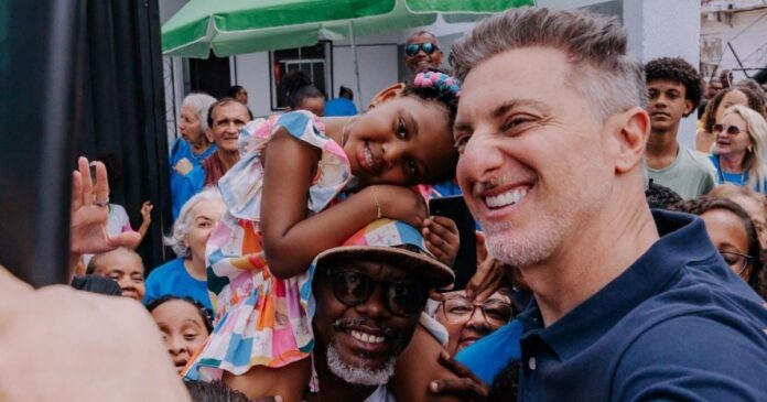 video:-luciano-huck-volta-a-visitar-projeto-social-em-lauro-de-freitas-para-gravacoes-do-domingao