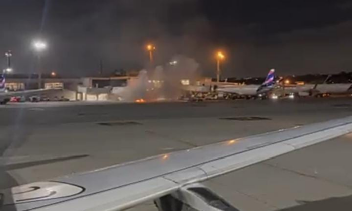 passageiros-sao-retirados-as-pressas-de-aviao-apos-fogo-em-esteira-de-bagagens-em-guarulhos