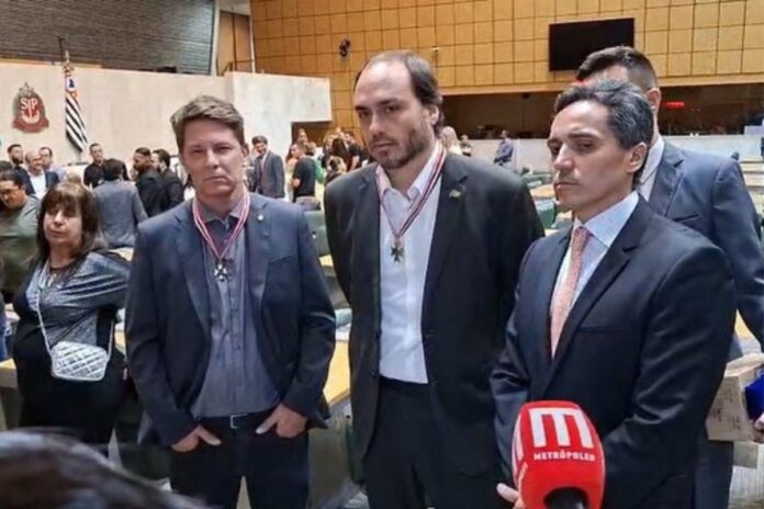 “e-irmao,-tera-meu-apoio-sempre”,-diz-carlos-bolsonaro-sobre-flavio