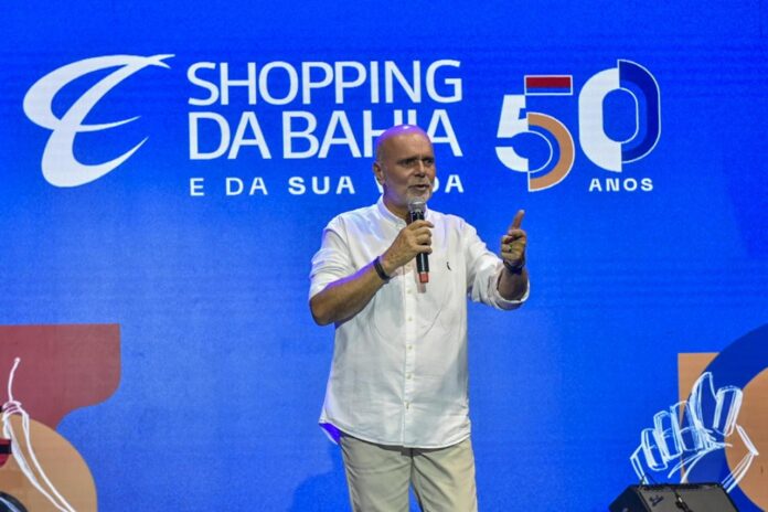 em-noite-marcada-por-emocao,-ewerton-visco-anuncia-despedida-do-shopping-da-bahia