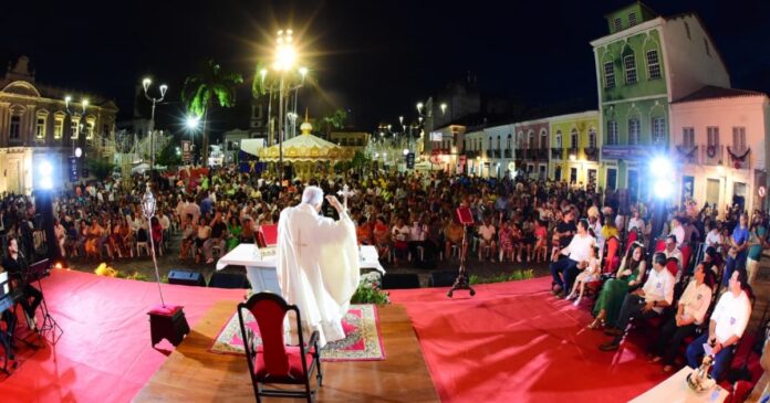 com-missa,-casa-do-papai-noel-e-iluminacao-cenica,-prefeitura-inaugura-natal-salvador-no-centro-historico;-veja-programacao
