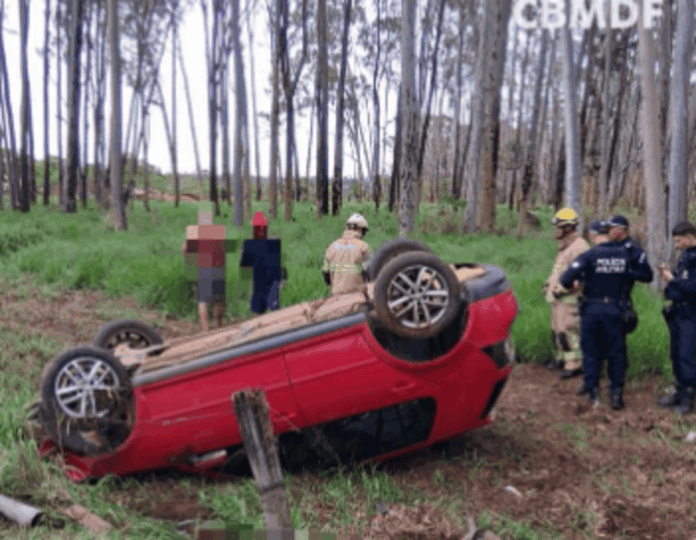 carro-vira-em-frente-a-delegacia-no-df-e-uma-pessoa-fica-ferida