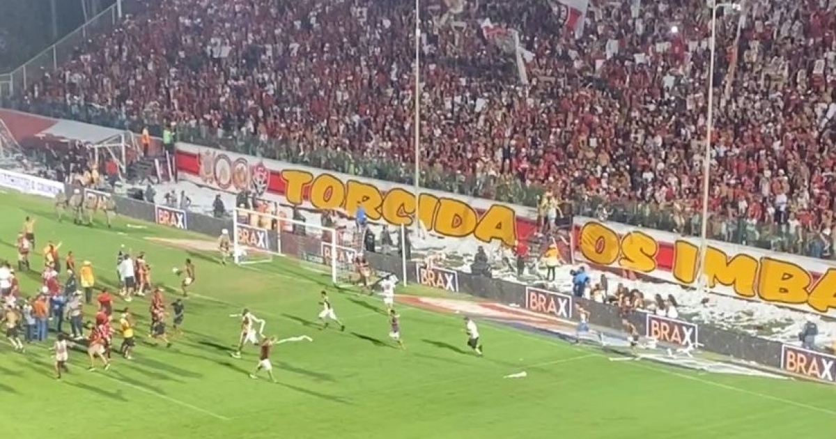 video:-torcida-do-vitoria-toma-conta-do-barradao-apos-garantir-permanencia-na-serie-a