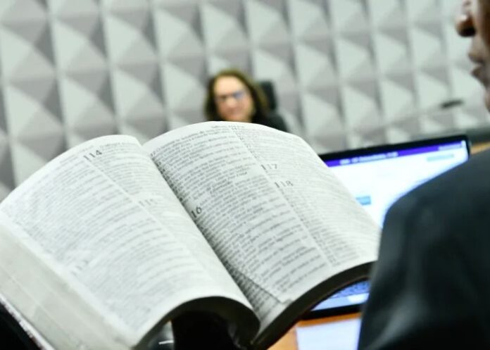 projeto-que-proibe-mudancas-na-biblia-avanca-no-senado-e-divide-lideres-cristaos