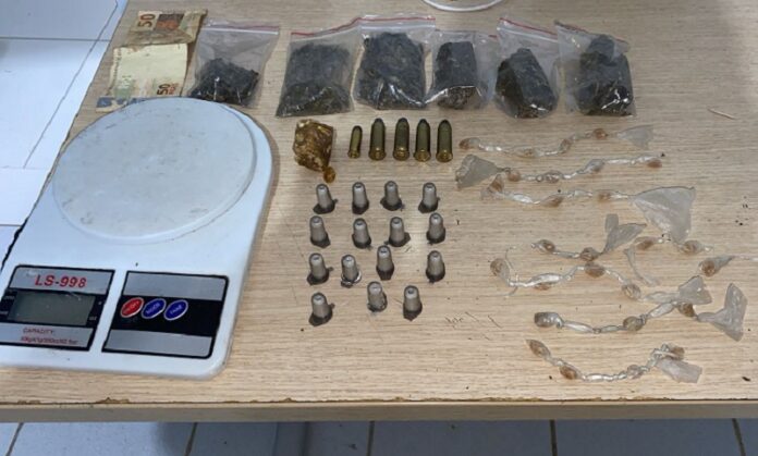 apos-denuncias,-pm-prende-homem-com-drogas-e-municoes-em-medeiros-neto