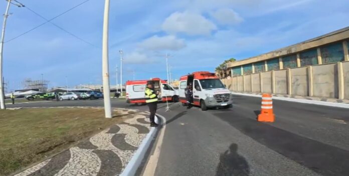 acidente-em-salvador:-carro-bate-em-moto-na-orla-da-boca-do-rio-e-motorista-foge-sem-prestar-socorro