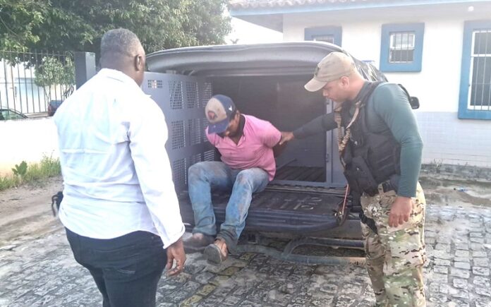 homem-e-preso-por-esfaquear-pelas-costas-vitima-que-convidou-para-beber-em-bar