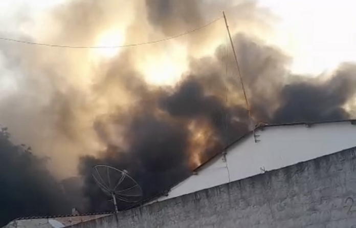 incendio-consome-deposito-e-destroi-carro,-moto-e-freezers-no-bairro-jerusalem