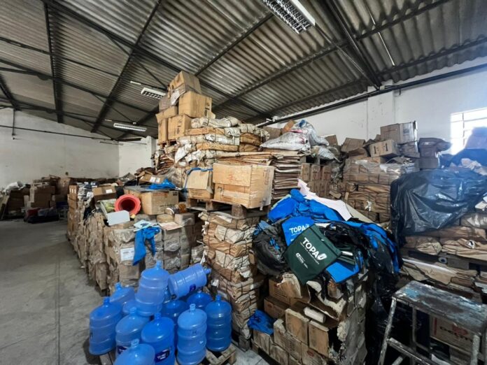 deputado-faz-fiscalizacao-suposto-galpao-do-governo-do-estado-e-denuncia-materiais-escolares-abandonados