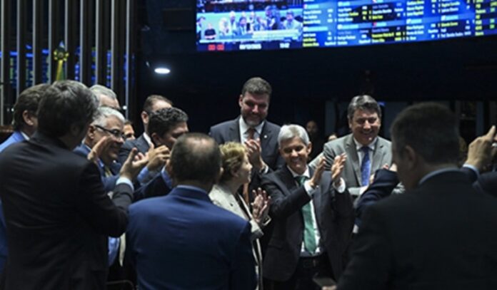 a-toque-de-caixa,-senado-aprova-pec-que-estabelece-marco-temporal-indigena;-projeto-vai-a-camara