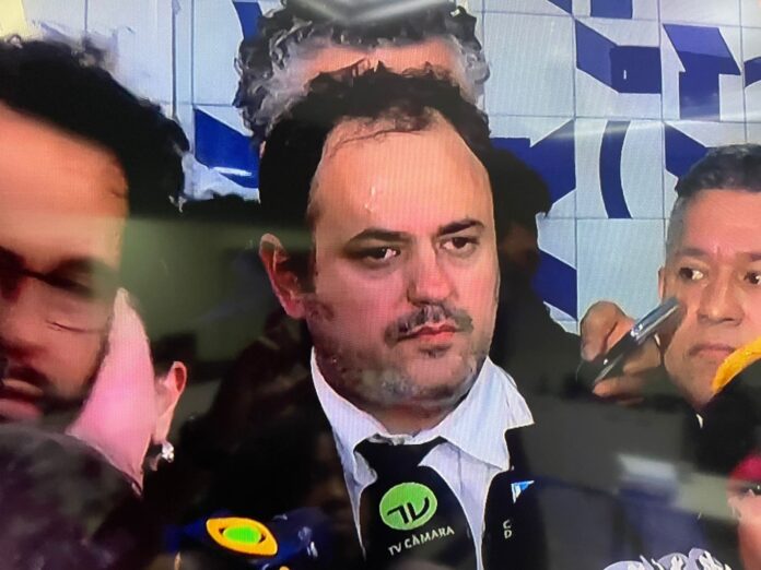 glauber-braga-se-manifesta-apos-retirada-a-forca-do-plenario-e-chama-decisao-de-“ofensiva-golpista”
