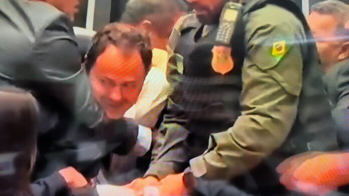 video:-glauber-braga-e-retirado-a-forca-da-cadeira-de-hugo-motta-na-camara 