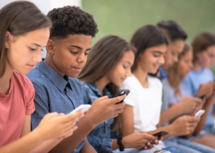 australia-e-a-primeira-nacao-a-proibir-menores-de-usar-redes-sociais;-teologo-critica