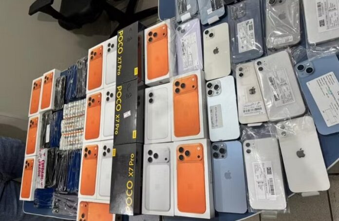 mais-60-celulares-e-ampolas-de-medicamento-com-principio-ativo-do-mounjaro-sao-apreendidos-em-onibus-de-turismo