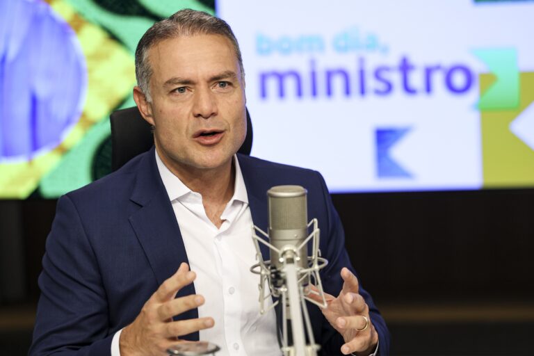 para-antena-1,-renan-filho-anuncia-liberacao-da-ponte-sobre-o-rio-jequitinhonha-ate-15-de-dezembro-e-reforco-nas-brs-324-e-116