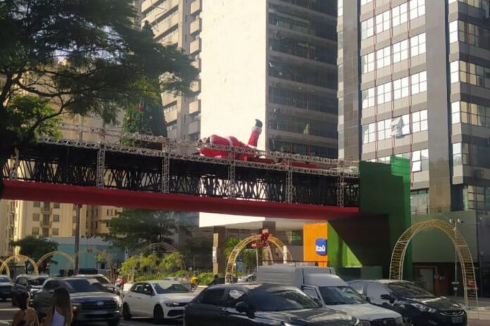 furacao-grinch:-ventania-derruba-papai-noel-inflavel-na-av.-paulista