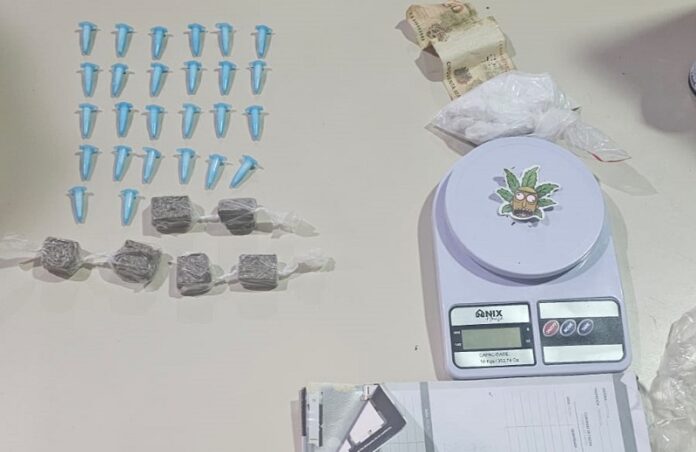 homem-e-preso-e-adolescente-apreendido-por-trafico-de-drogas-em-acao-do-peto-em-medeiros-neto