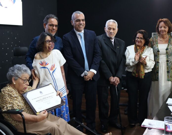 ilka-carvalho-recebe-medalha-thome-de-souza-por-sua-trajetoria-em-defesa-da-pessoa-com-deficiencia