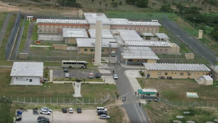 suspeito-de-chefiar-faccao-e-transferido-para-presidio-de-serrinha;-homem-ordenava-mortes-e-comandava-trafico-dentro-de-cadeia