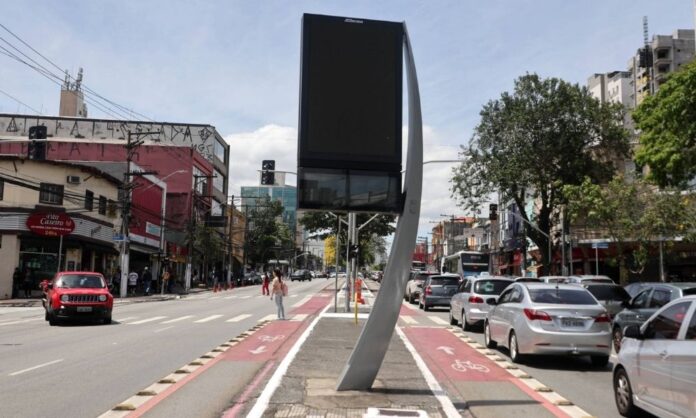 prefeitura-de-sp-cobra-explicacoes-da-enel-sobre-quantidade-de-carros-parados-em-meio-apagao