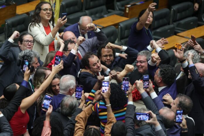 veja-reacao-de-glauber-braga-ao-se-livrar-de-cassacao-na-camara